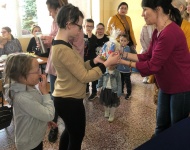 Zajączek dla dzieci ze Stowarzyszenia "Mali Niewidzialni"