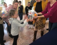 Zajączek dla dzieci ze Stowarzyszenia "Mali Niewidzialni"
