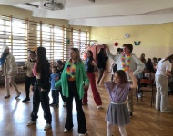 Zajączek dla dzieci ze Stowarzyszenia "Mali Niewidzialni"